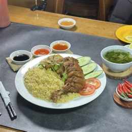 cơm gà xối mỡ hấp dẫn