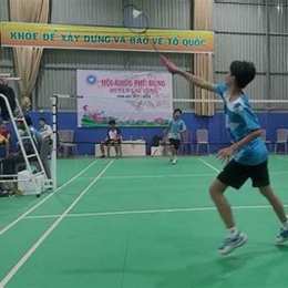 gà nhà bôi mặt đá nhau