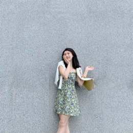 gái chụp hình với gà đá
