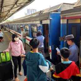 sân ga ồn ào nhộn nhịp đoàn tàu đã đến