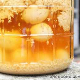 trứng gà ngâm rượu làm đẹp da