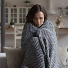 tự nhiên ớn lạnh nổi da gà